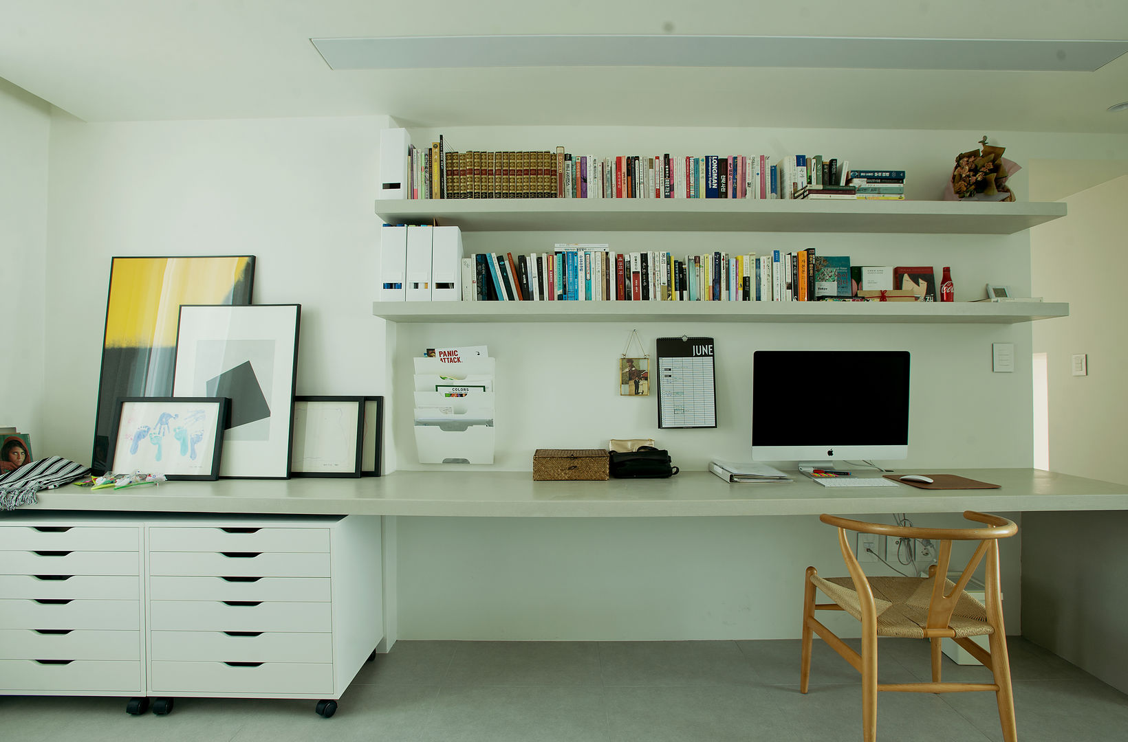 homify Minimalist study/office