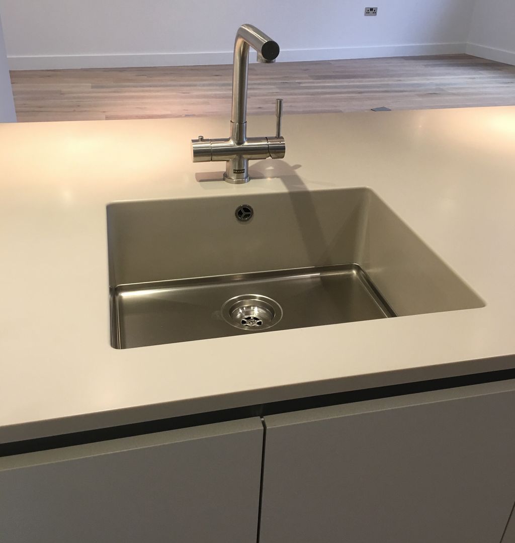 Integrated sink Greengage Interiors Nhà bếp phong cách hiện đại Corian