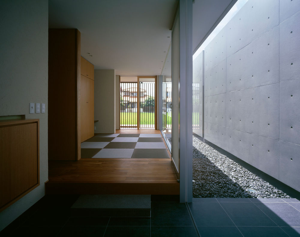 那珂川の家, 森裕建築設計事務所 / Mori Architect Office 森裕建築設計事務所 / Mori Architect Office Pasillos, vestíbulos y escaleras modernos