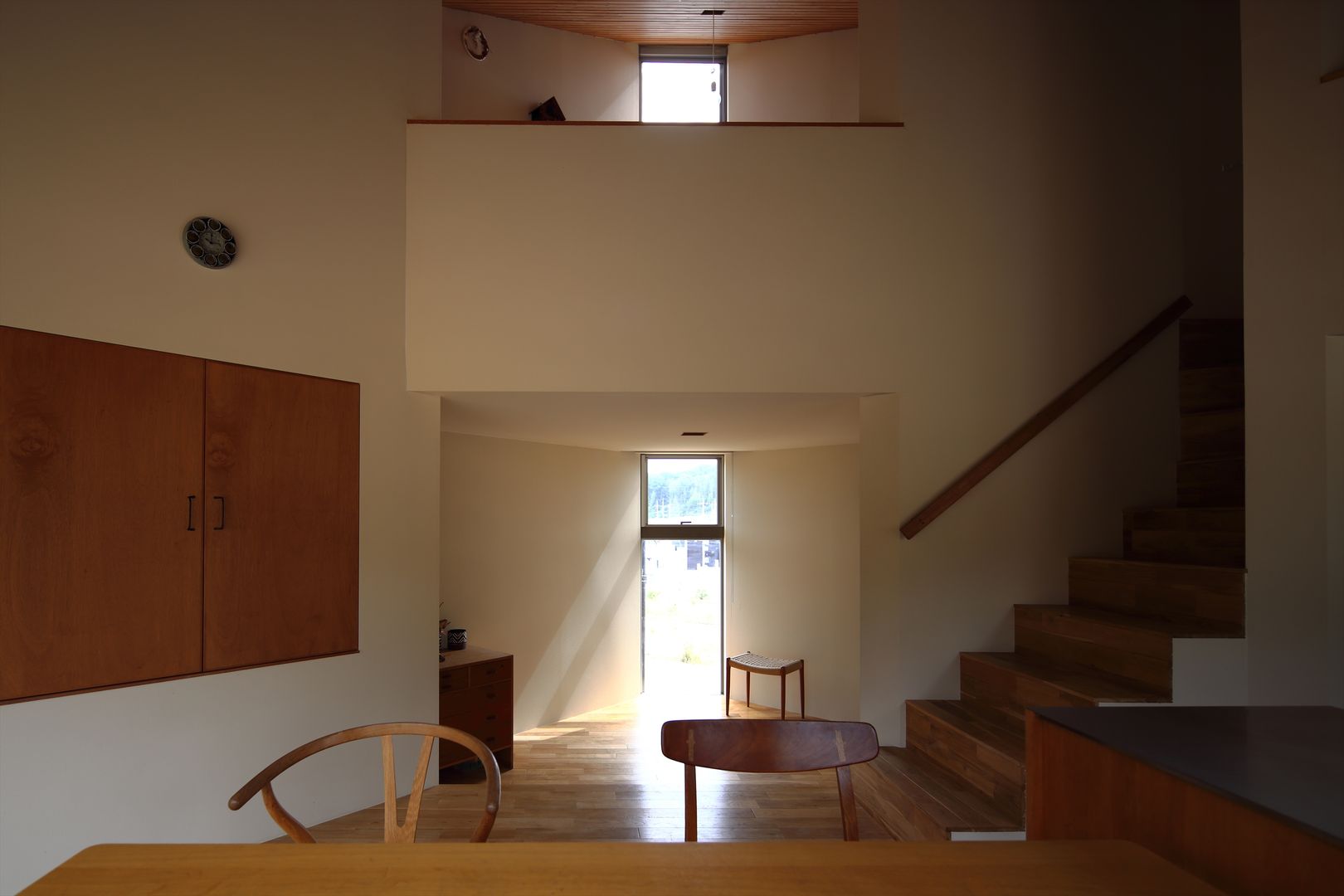 キッチンを楽しむ三角の家 / House in Kobe, 藤原・室 建築設計事務所 藤原・室 建築設計事務所 ห้องทานข้าว
