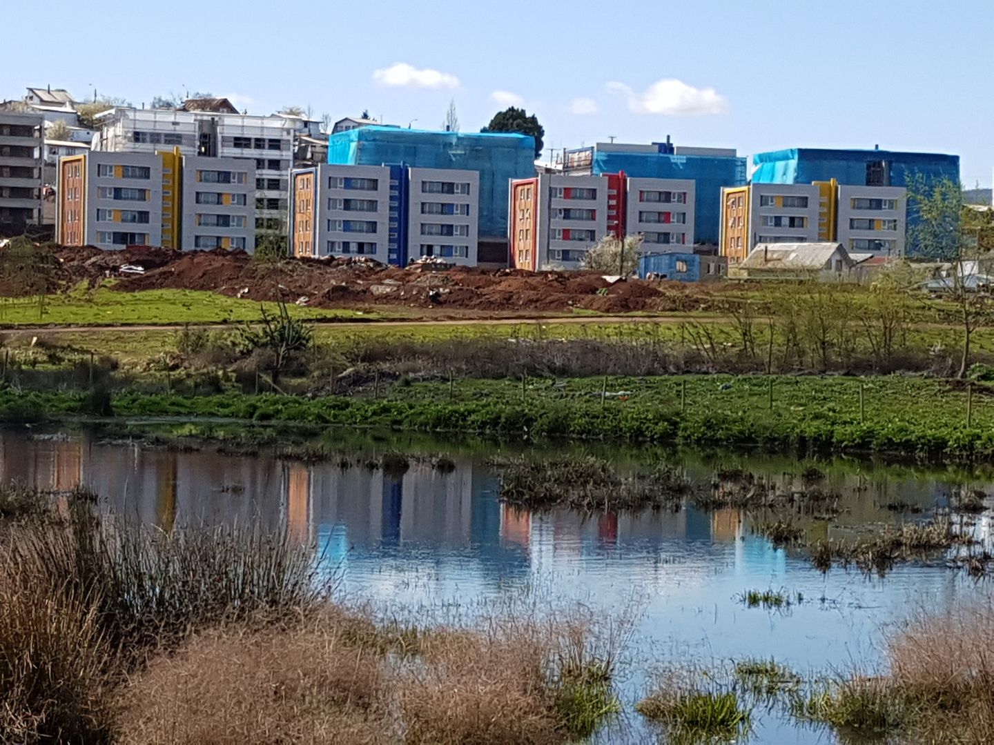 Condominio Lomas de Javiera, Temuco, Equipo Jaspard Arquitectos Equipo Jaspard Arquitectos منازل باطون مسلح