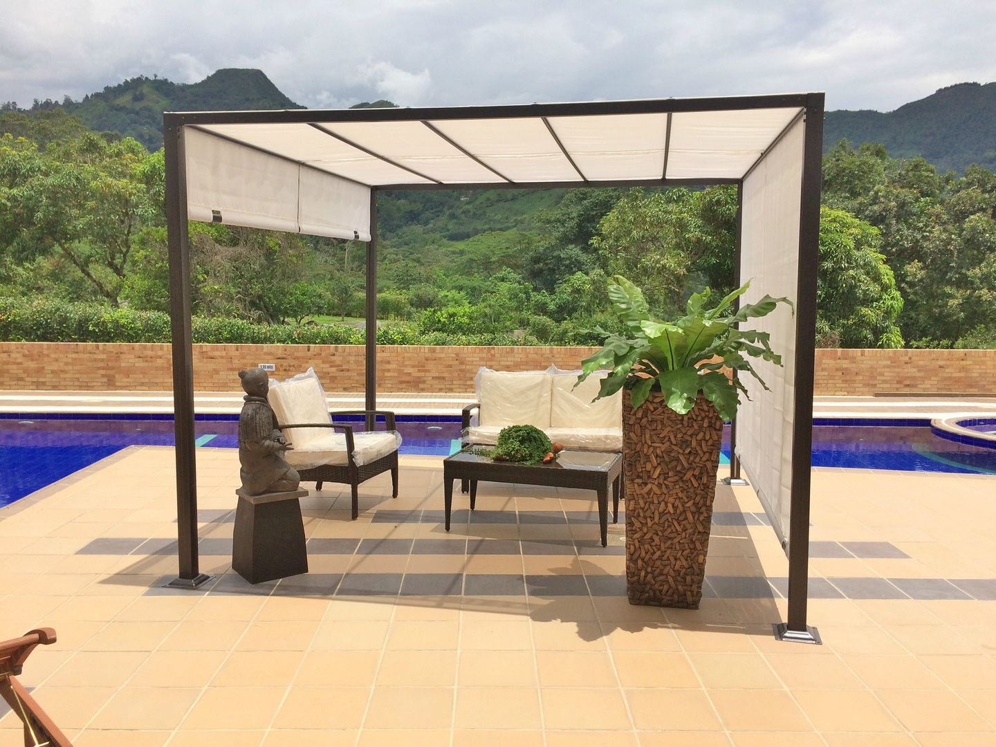 CONDOMINIO LA CEIBA, FARIAS SAS ARQUITECTOS FARIAS SAS ARQUITECTOS Piscina in stile tropicale Cotone Rosso Piscine