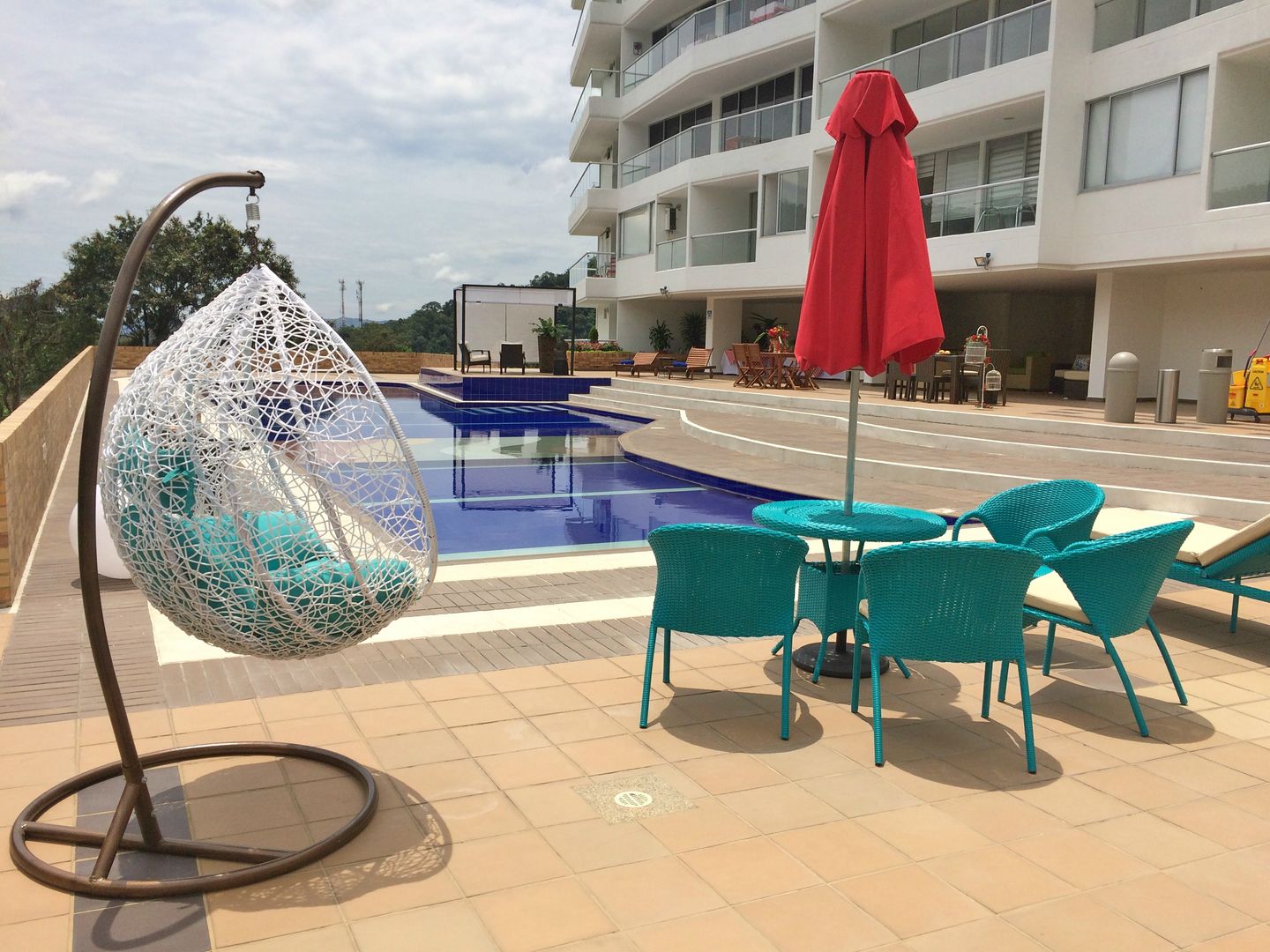 CONDOMINIO LA CEIBA, FARIAS SAS ARQUITECTOS FARIAS SAS ARQUITECTOS Piscina in stile tropicale Rattan / Vimini Turchese Piscine