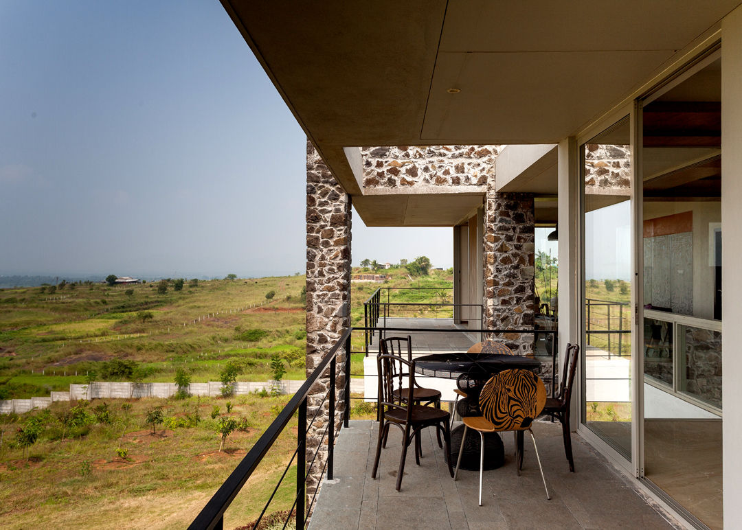 Kavardhara Villa , Inscape Designers Inscape Designers Rustikaler Balkon, Veranda & Terrasse