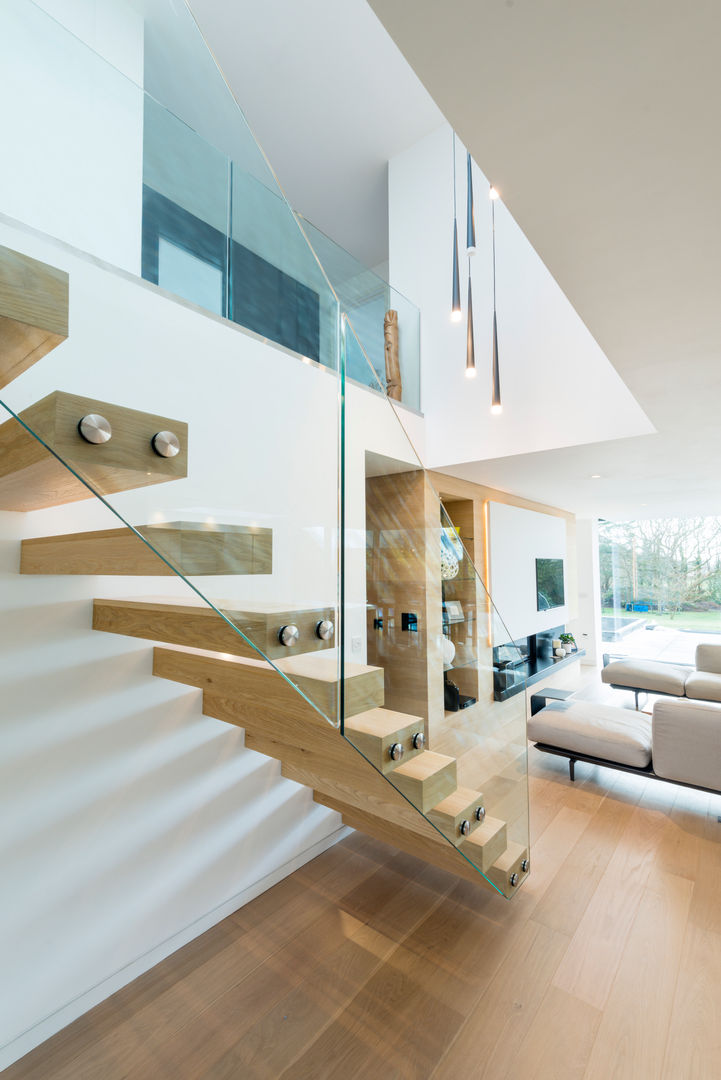 White Oaks Open Stairs Barc Architects Corredores, halls e escadas modernos Madeira maciça Multi colorido stairs,staircase,solid wood,glass balustrade,floating treads,open plan,contemporary,modern