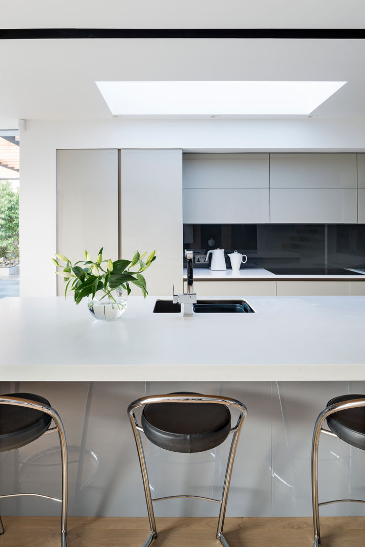 White Oaks Open Plan Grey and White Kitchen Barc Architects ห้องครัว open plan,breakfast bar,grey,kitchen,rooflight,bright,fresh,light,open,contemporary,modern