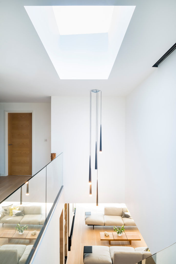 White Oaks Staircase Barc Architects 모던스타일 복도, 현관 & 계단 landing,stairs,rooflight,pendant light,glass balustrade,wooden door,contemporary,modern,bright,fresh