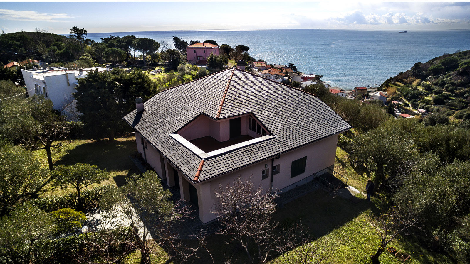 Copertura tetto in ardesia Brenva, B&B Rivestimenti Naturali B&B Rivestimenti Naturali Casas de estilo clásico Pizarra