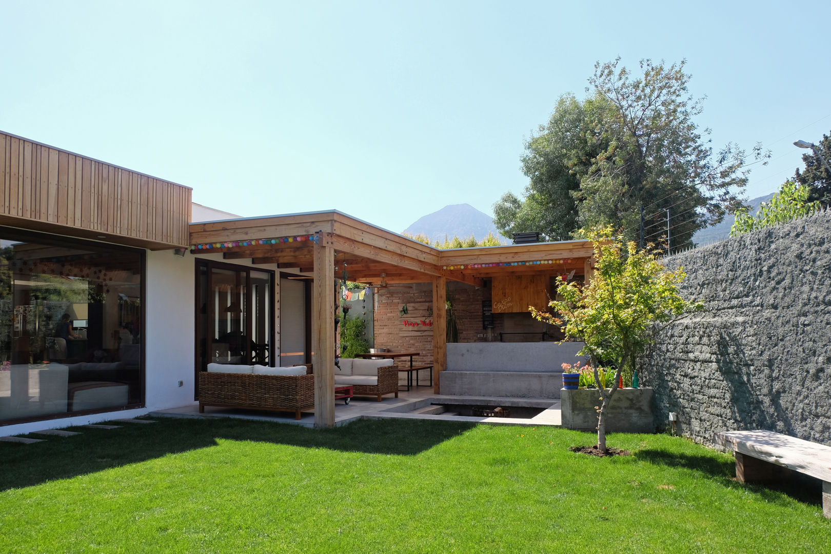 CASA RQ. , ESTUDIO BASE ARQUITECTOS ESTUDIO BASE ARQUITECTOS Rustic style garden