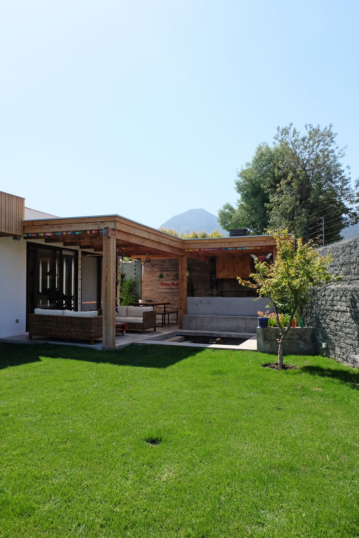 CASA RQ. , ESTUDIO BASE ARQUITECTOS ESTUDIO BASE ARQUITECTOS Rustic style garden