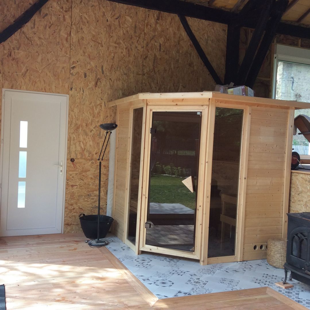 Mise en place du sauna traditionnel et carrelage au sol, pose de parquet bois au niveau inférieur KREA Koncept Spa rural