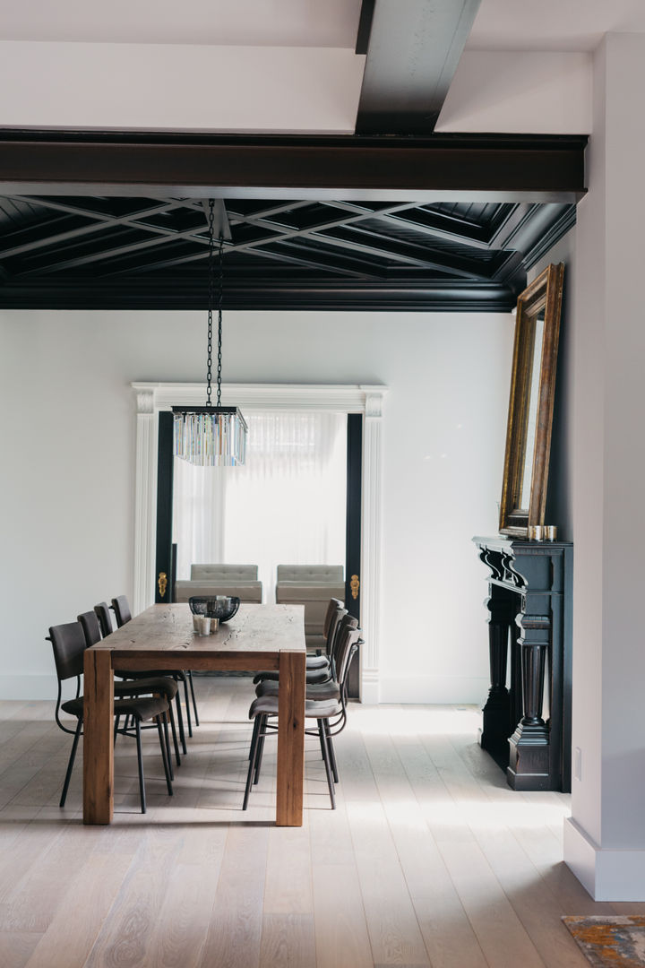 Stunning dining room FLUID LIVING STUDIO Modern dining room