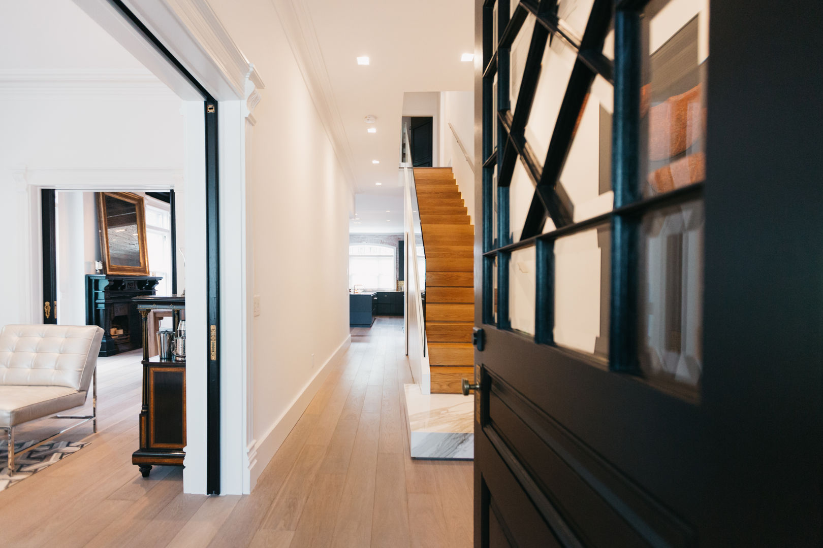 BEDFORD RESIDENCE, FLUID LIVING STUDIO FLUID LIVING STUDIO Modern corridor, hallway & stairs