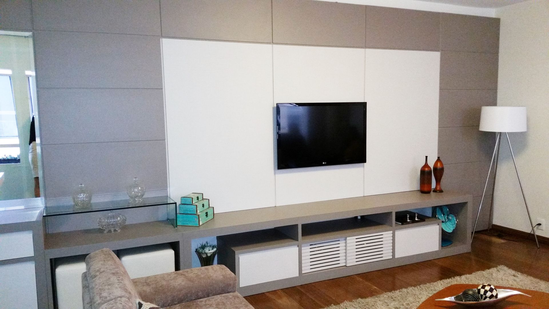 Decoração Apartamento L.B, DTE Arquitetura e Consultoria LTDA DTE Arquitetura e Consultoria LTDA Moderne woonkamers