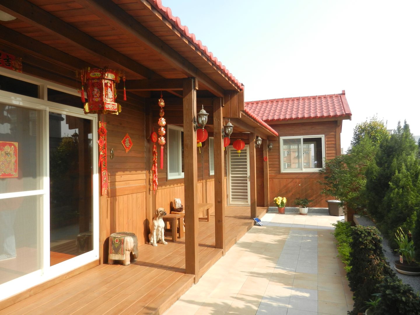 南方松 遮雨棚 木屋 山田小草木作場 Rustic style corridor, hallway & stairs Solid Wood Multicolored