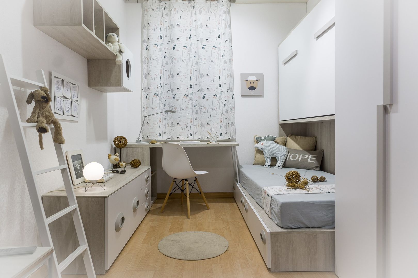 Vista general dormitorio juvenil de estilo nordico con semi litera abatible MOBLES TATAT Dormitorios infantiles de estilo moderno litera plegable,escritorio,dormitorio juvenil,armarios,almacenamiento bajo la cama