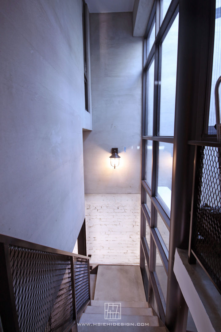 樓梯天井 協億室內設計有限公司 Industrial style corridor, hallway and stairs