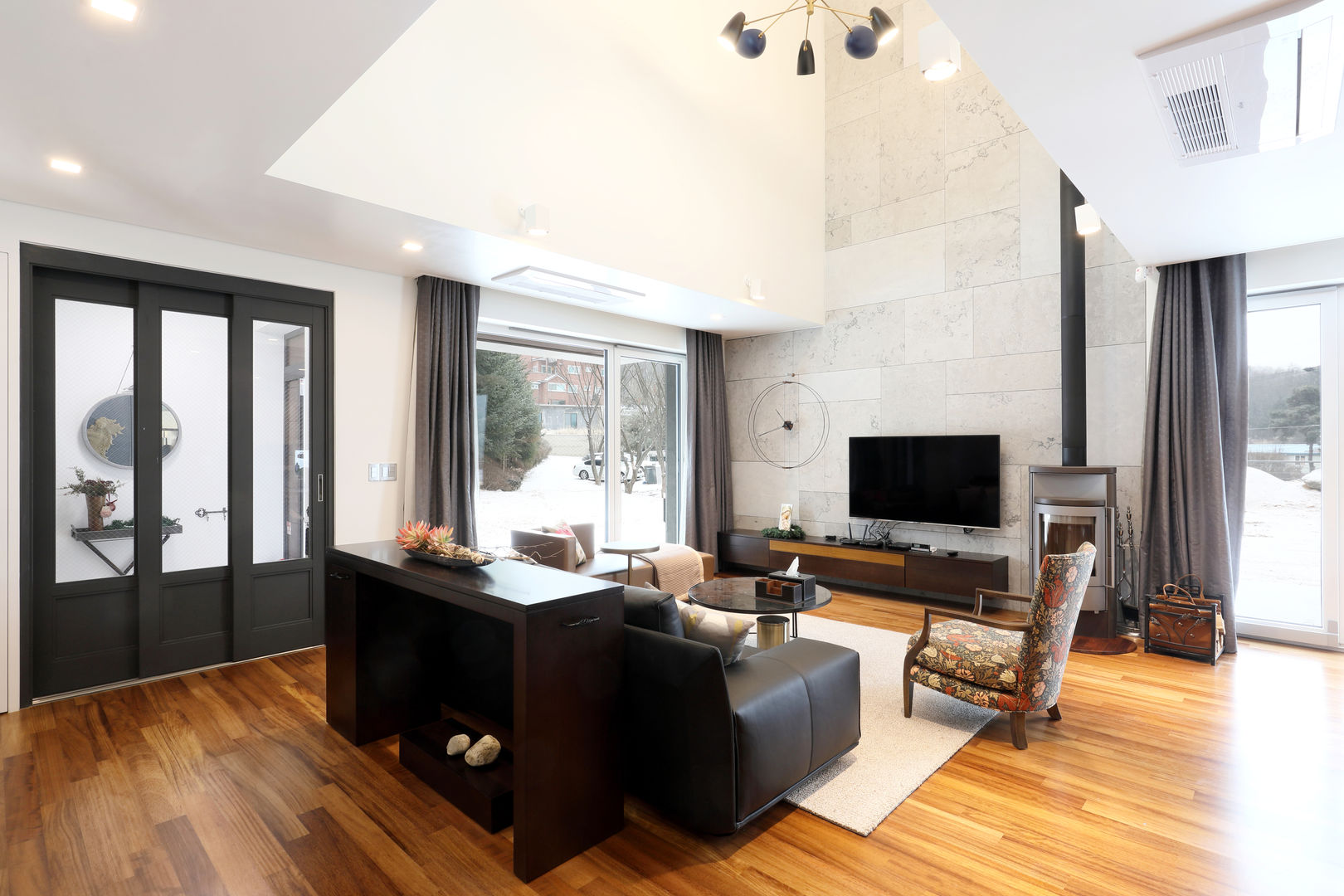 비한재 (秘閒齋) : 숨겨진 공간속의 한적한 집, 위즈스케일디자인 위즈스케일디자인 Modern living room Sandstone