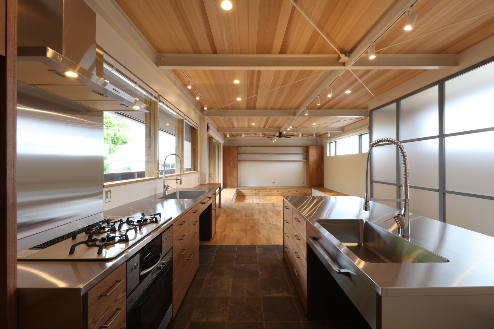 HOUSE IN MARUGAME, 高倉設計事務所 高倉設計事務所 Cocinas de estilo moderno Madera maciza Multicolor