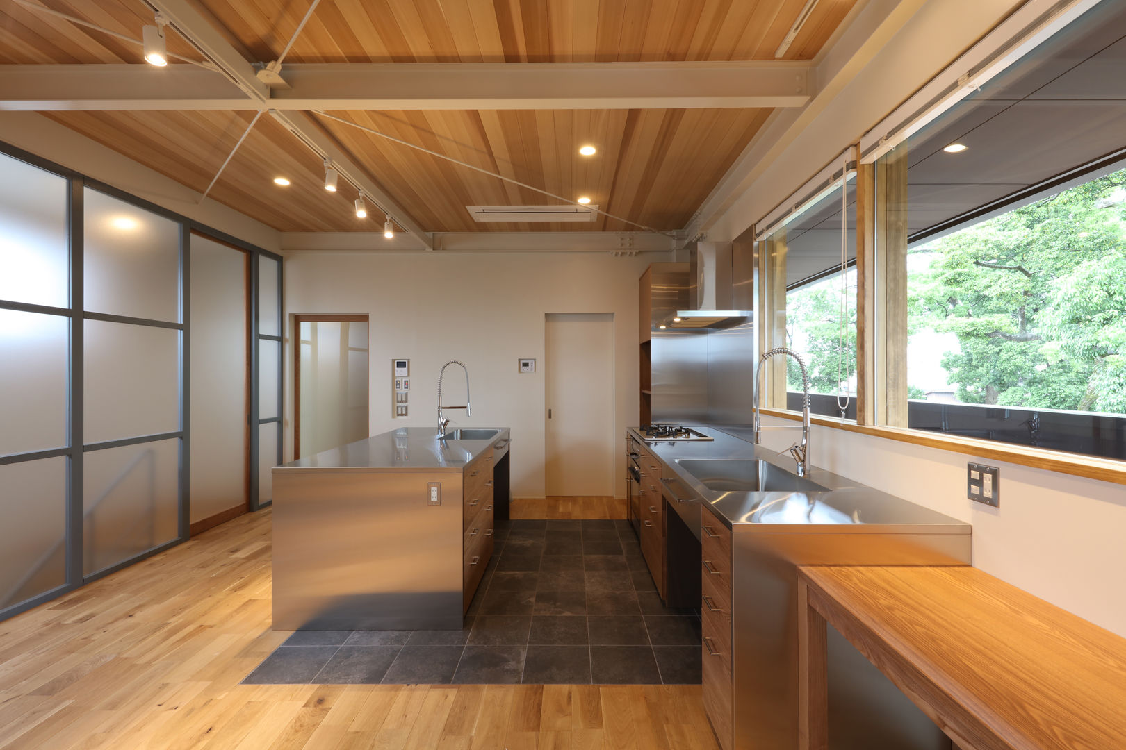 HOUSE IN MARUGAME, 高倉設計事務所 高倉設計事務所 Modern kitchen Solid Wood Multicolored