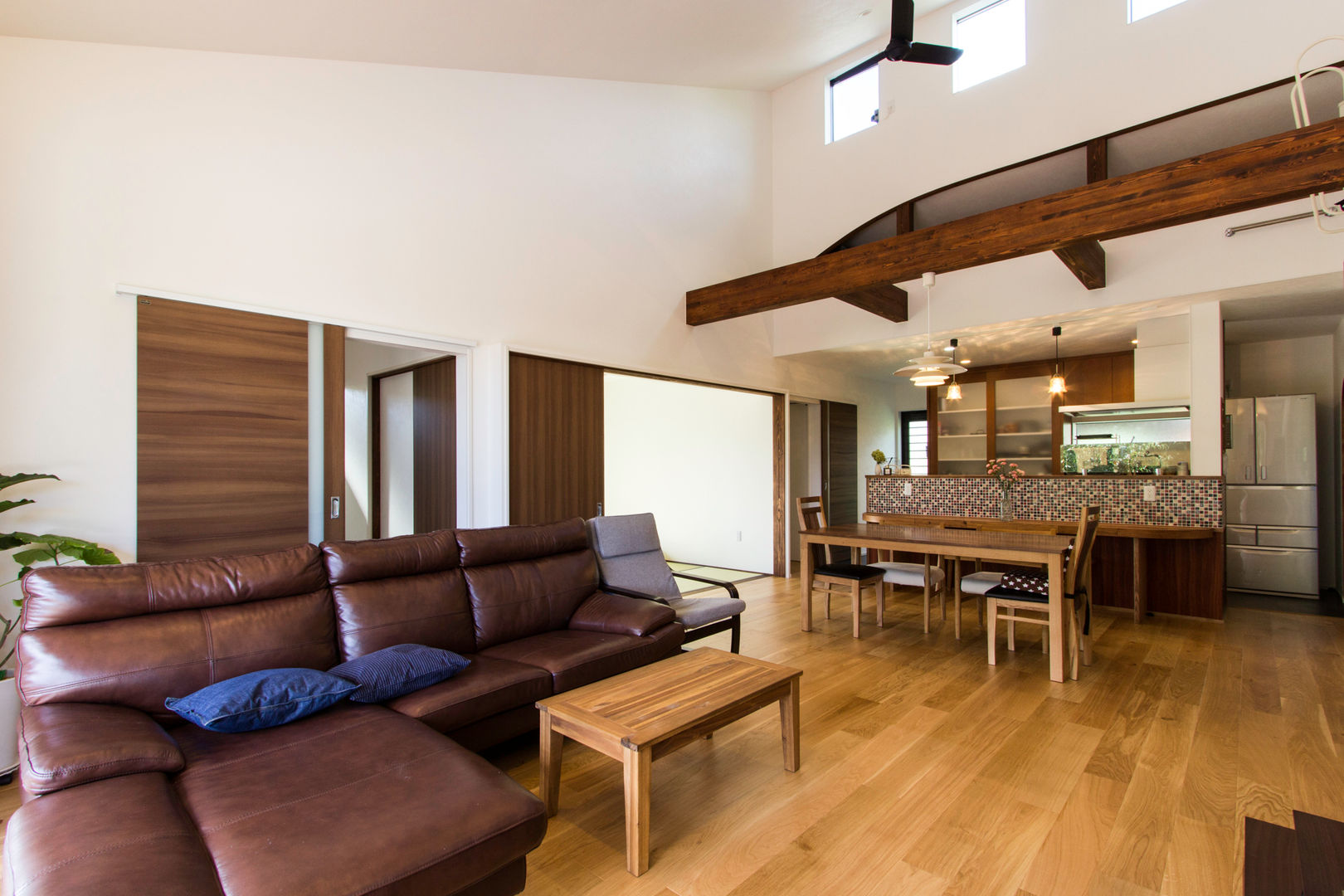 綾の住宅, ㈱姫松建築設計事務所 ㈱姫松建築設計事務所 Modern living room Wood Wood effect