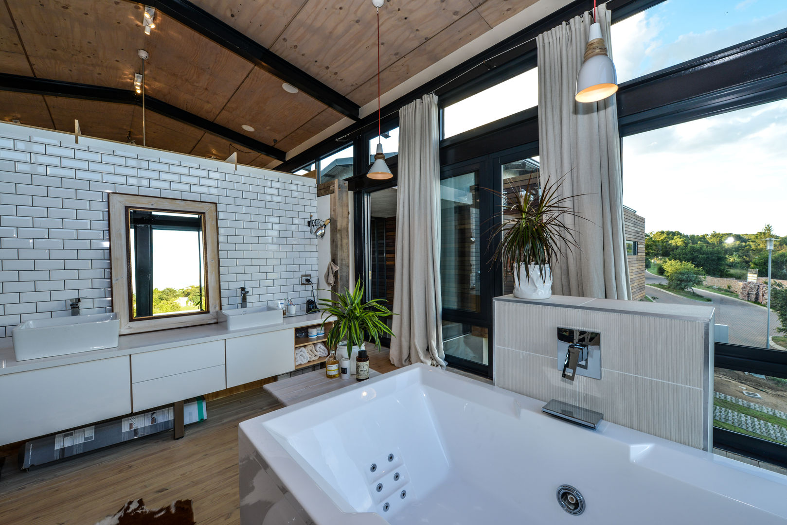 TREE HOUSE, Studious Architects Studious Architects Industrial style bathroom