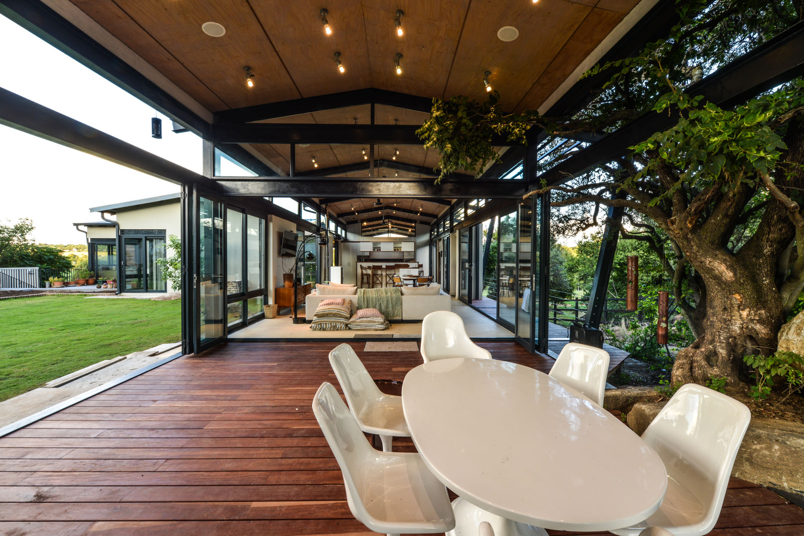 TREE HOUSE, Studious Architects Studious Architects Industrial style balcony, porch & terrace