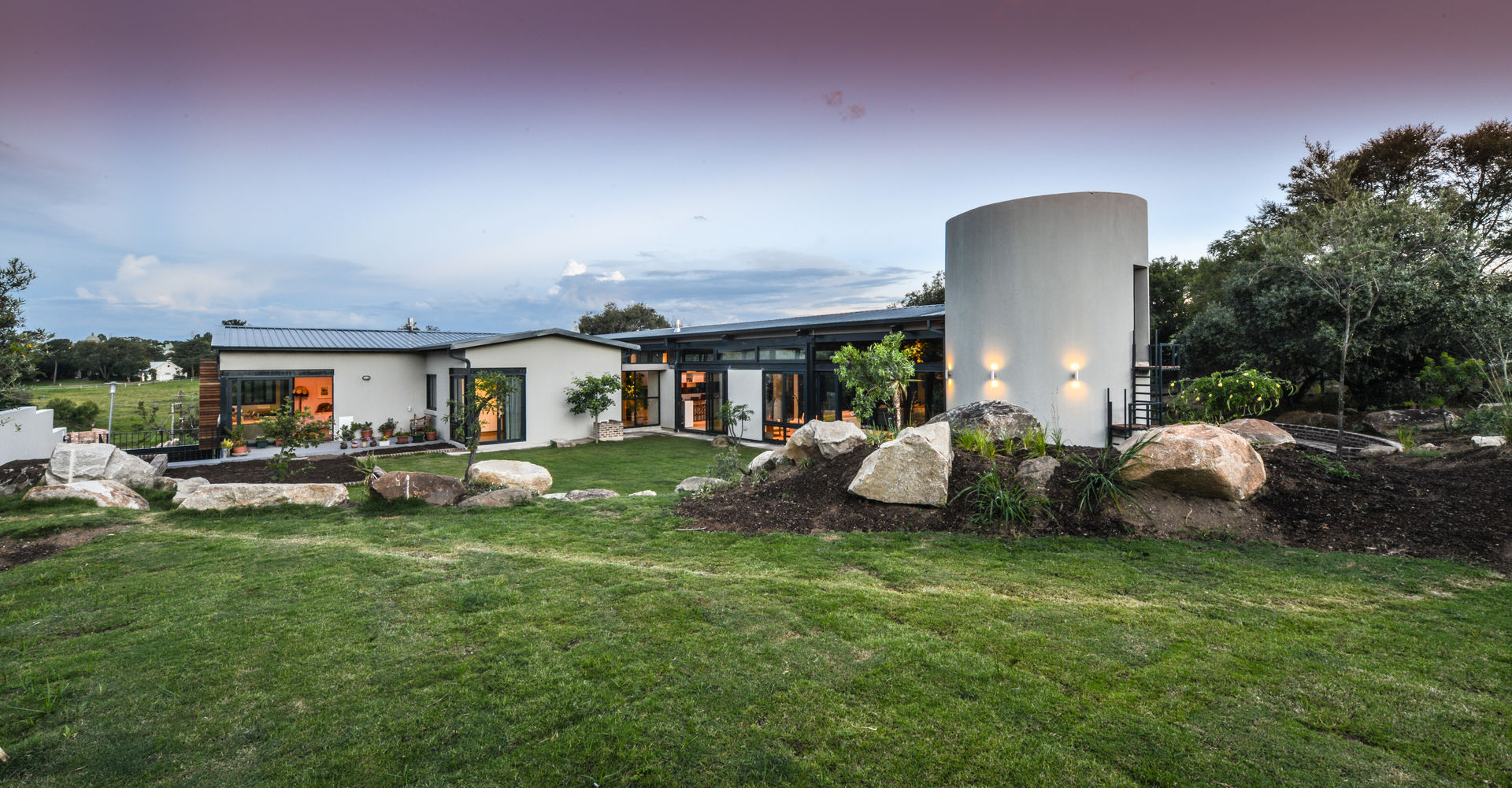 TREE HOUSE, Studious Architects Studious Architects Industrial style houses