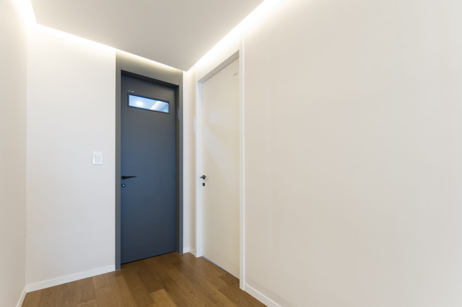 homify Modern Corridor, Hallway and Staircase