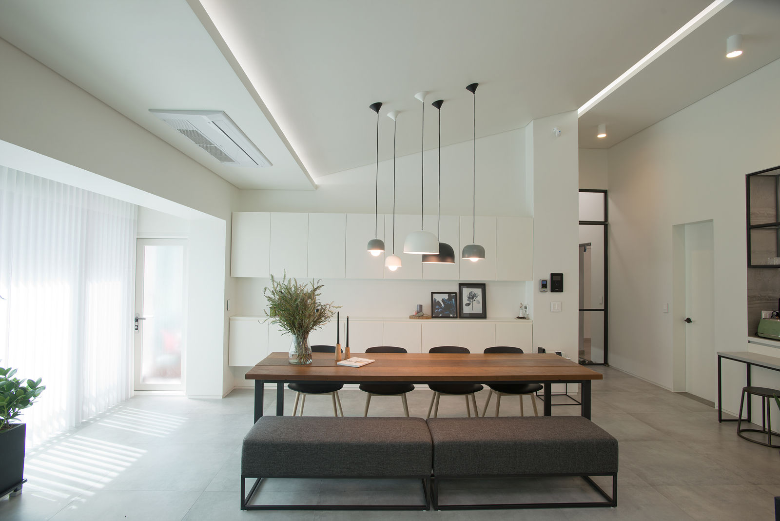 homify Minimalist dining room