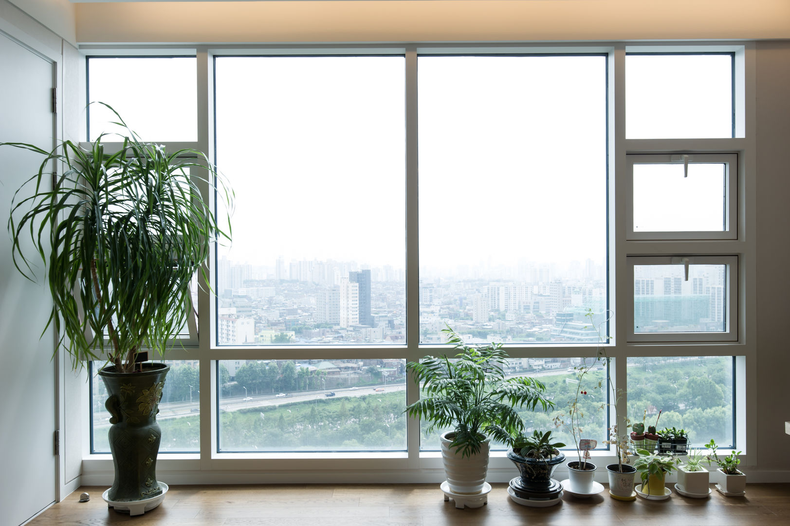 homify Modern balcony, veranda & terrace