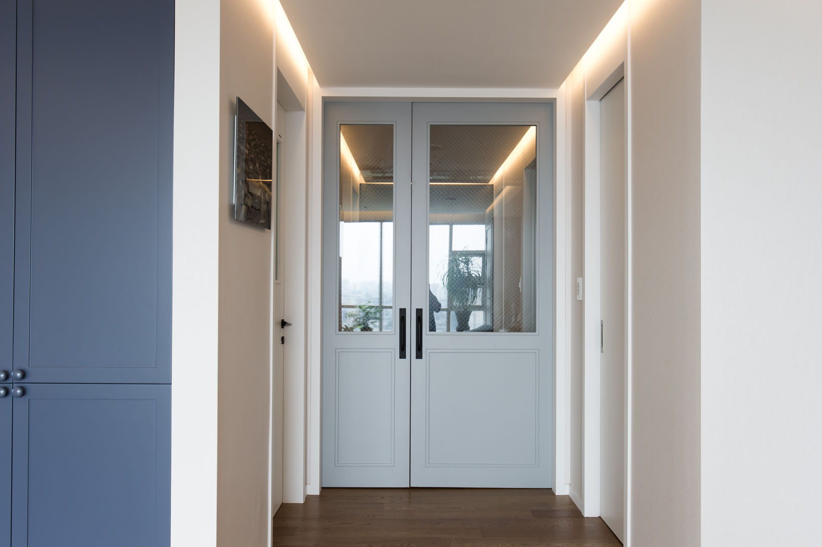 homify Modern Corridor, Hallway and Staircase