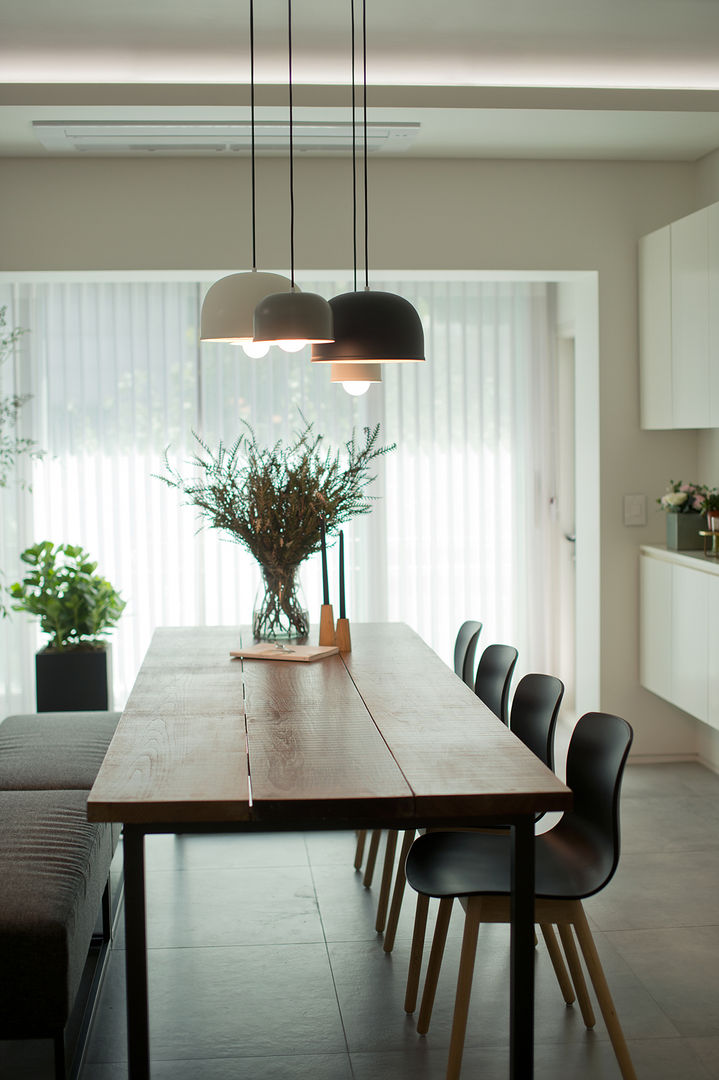 homify Minimalist dining room