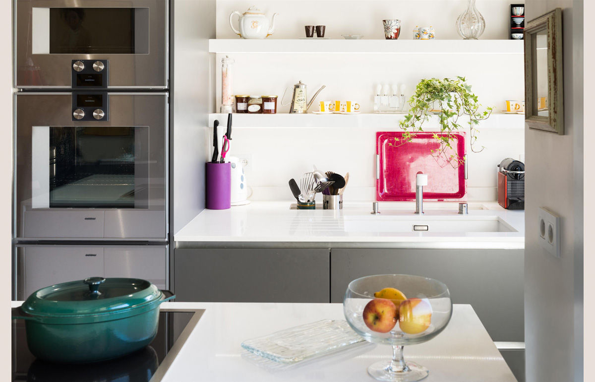 Un appartement moderne entre blanc et bois , ATELIER FB ATELIER FB Minimalist kitchen