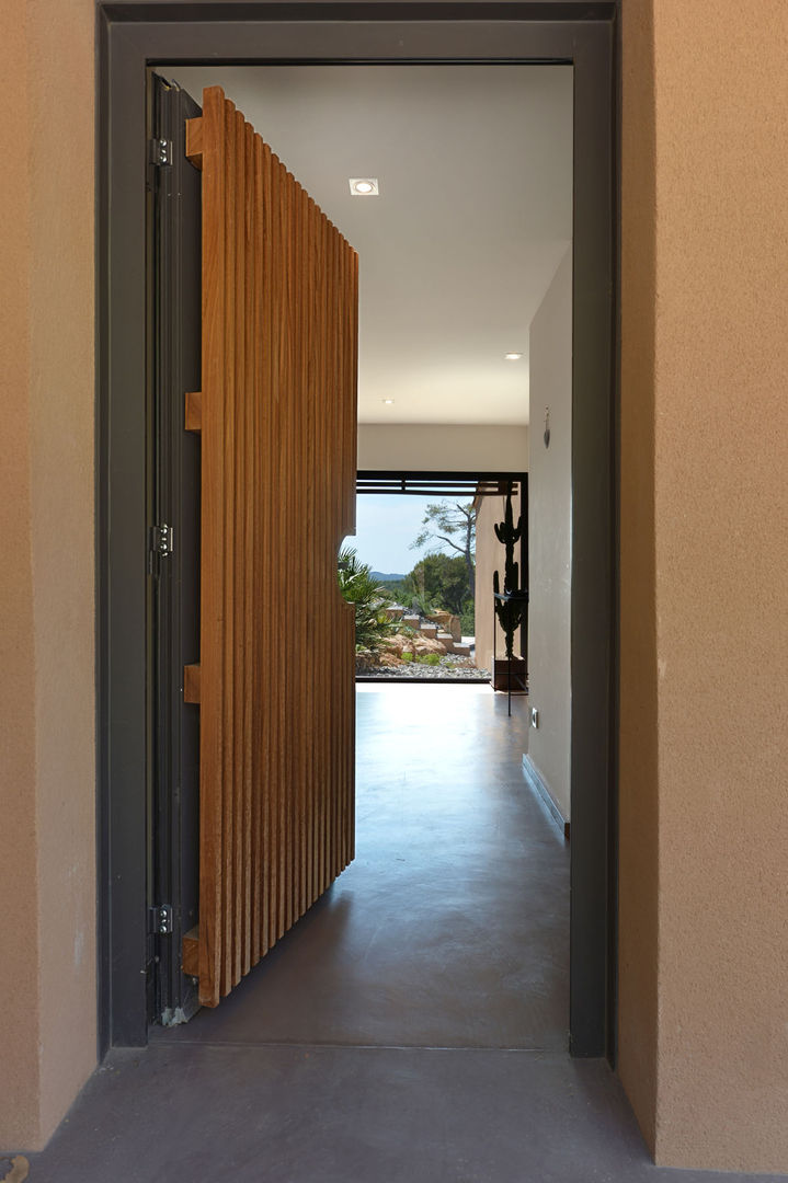 Création Maison / Le Beausset , Atelier Jean GOUZY Atelier Jean GOUZY Mediterranean style corridor, hallway and stairs