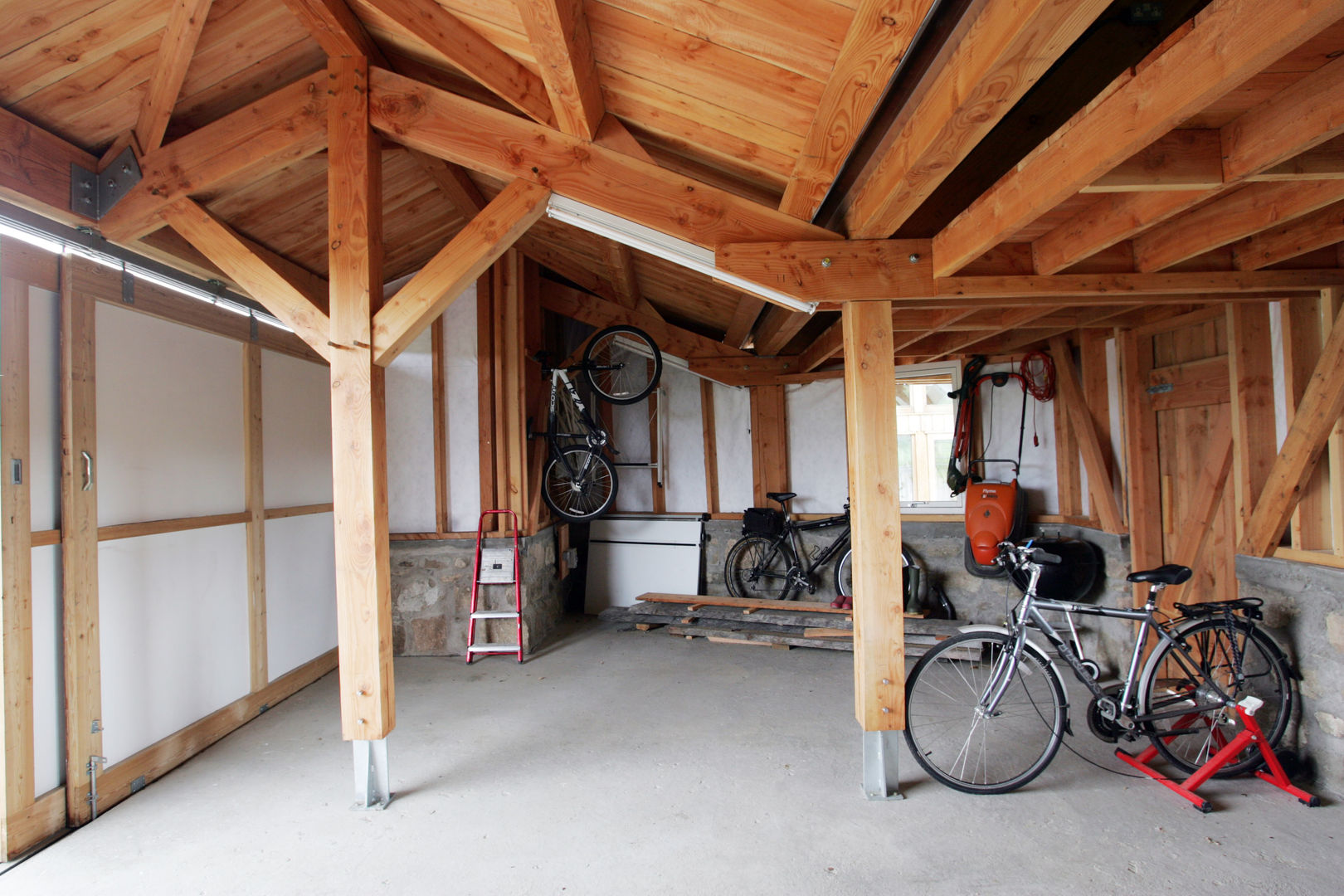 Shed workshop + Atelier Retool architecture カントリーデザインの ホームジム 木 木目調 Out Building