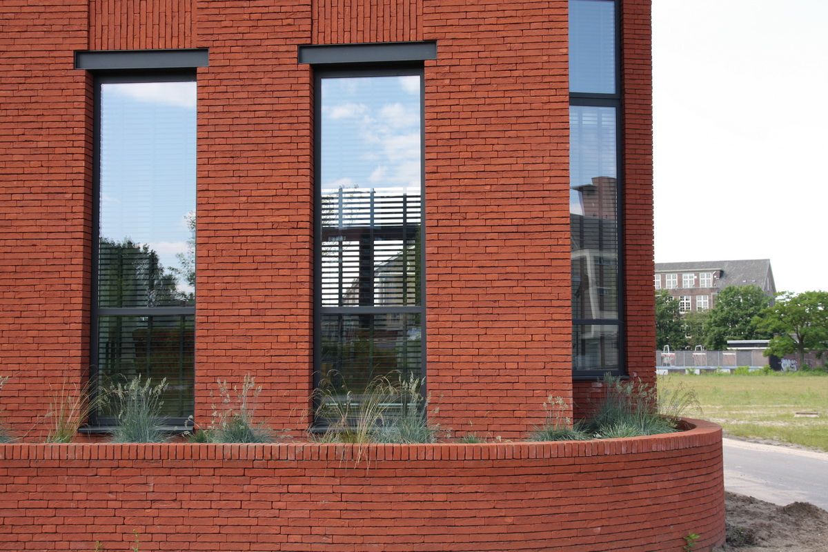 Hoekwoning Boddenkamp Enschede, Architectenbureau Jules Zwijsen Architectenbureau Jules Zwijsen Moderne ramen & deuren Eigendom,Raam,Het opbouwen van,Plant,Steen,Metselwerk,Hout,Armatuur,Bouwmateriaal,Stedelijk ontwerp