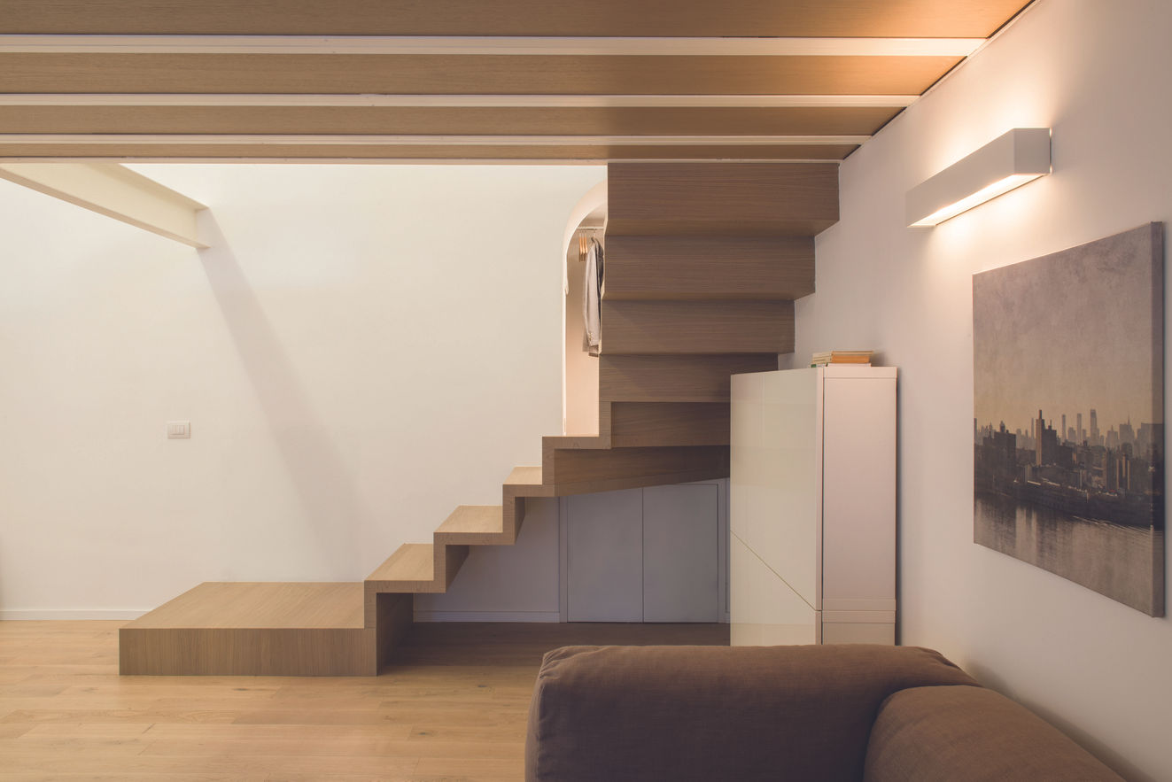 LOFT A ROMA, ACRIVOULIS architettura + interior design ACRIVOULIS architettura + interior design Modern corridor, hallway & stairs