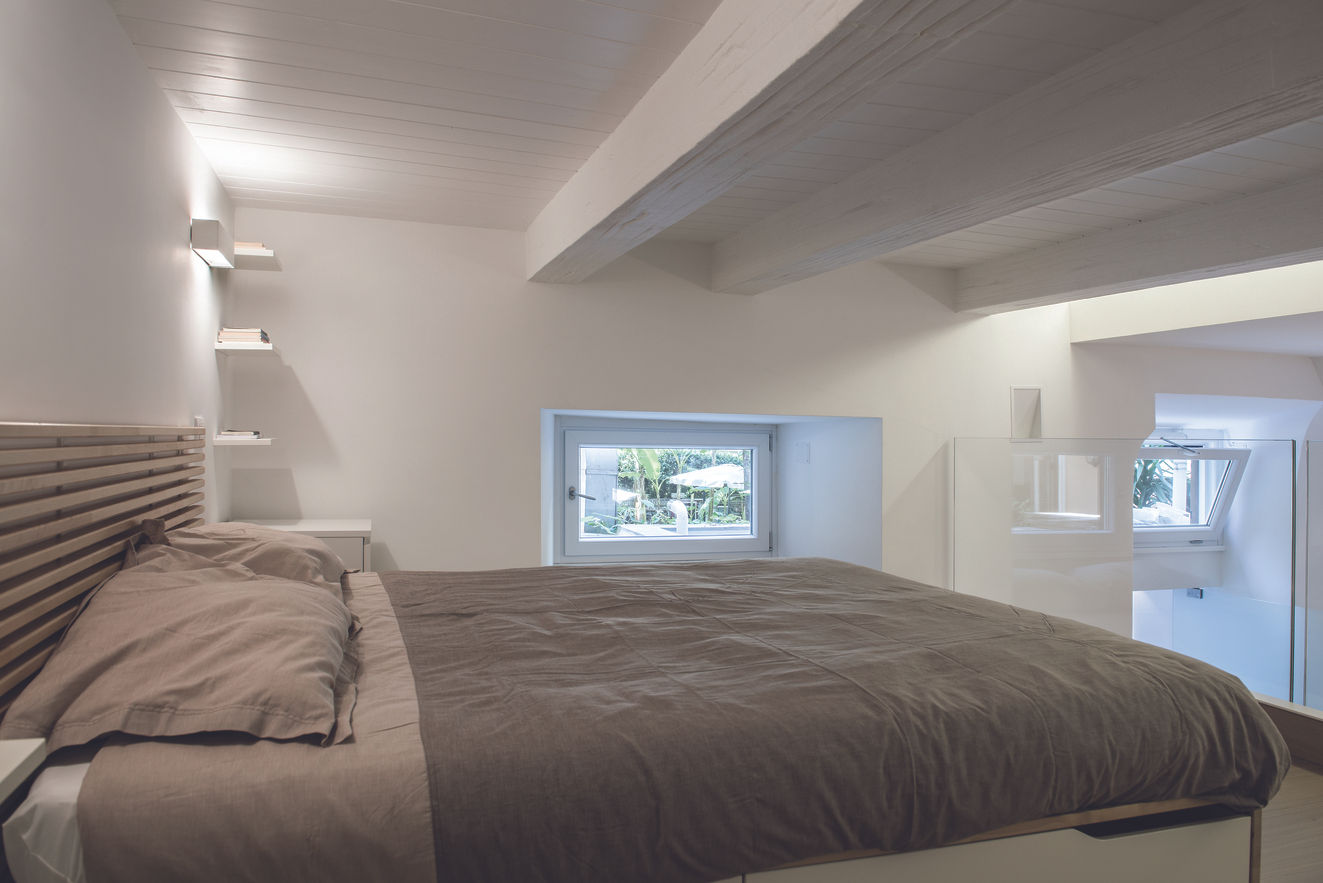 LOFT A ROMA, ACRIVOULIS architettura + interior design ACRIVOULIS architettura + interior design Modern style bedroom