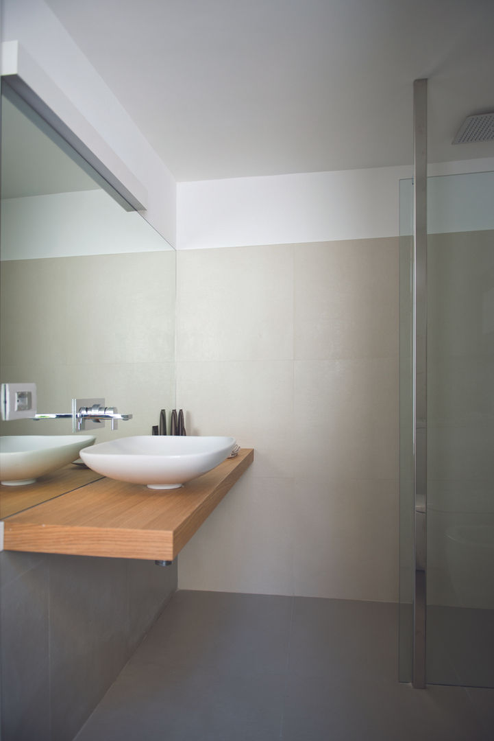 LOFT A ROMA, ACRIVOULIS architettura + interior design ACRIVOULIS architettura + interior design Modern bathroom