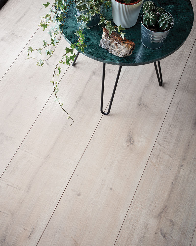 Wembury Winter Oak Woodpecker Flooring جدران خشب Wood effect laminate flooring,laminate floor,laminate oak floor,laminate wood floor,oak laminate floor,wood laminate floor,white flooring,white laminate floor