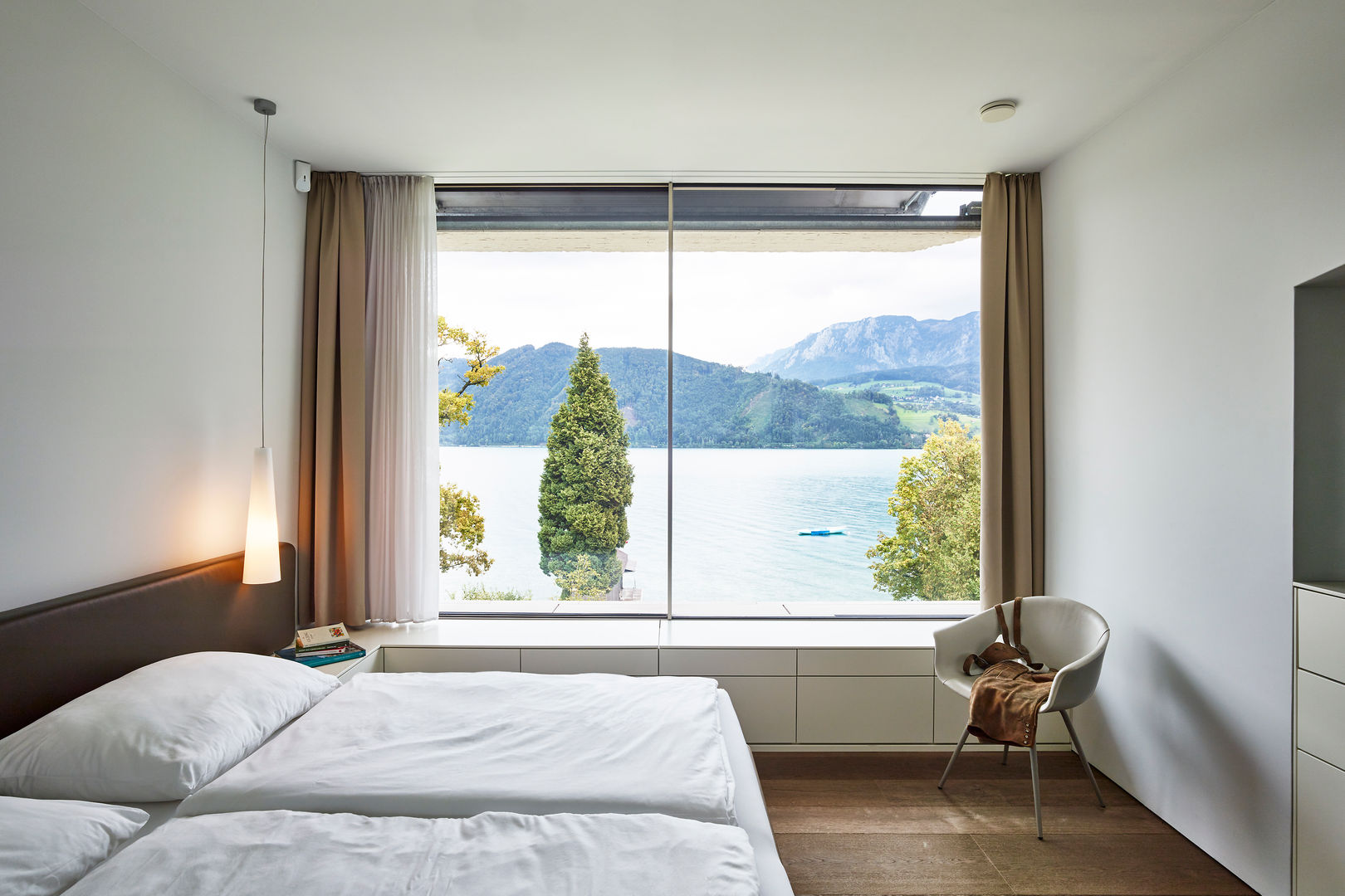 Haus am Attersee, Backraum Architektur Backraum Architektur Modern style bedroom