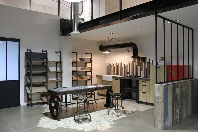 CUISINES ERIC HANRIOT, CUISINES ERIC HANRIOT CUISINES ERIC HANRIOT Industrial style kitchen Tables & chairs