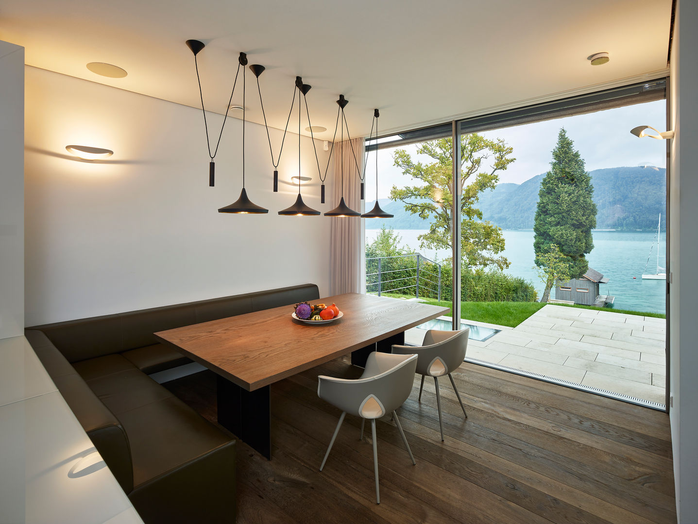 Haus am Attersee, Backraum Architektur Backraum Architektur Modern dining room Wood Wood effect