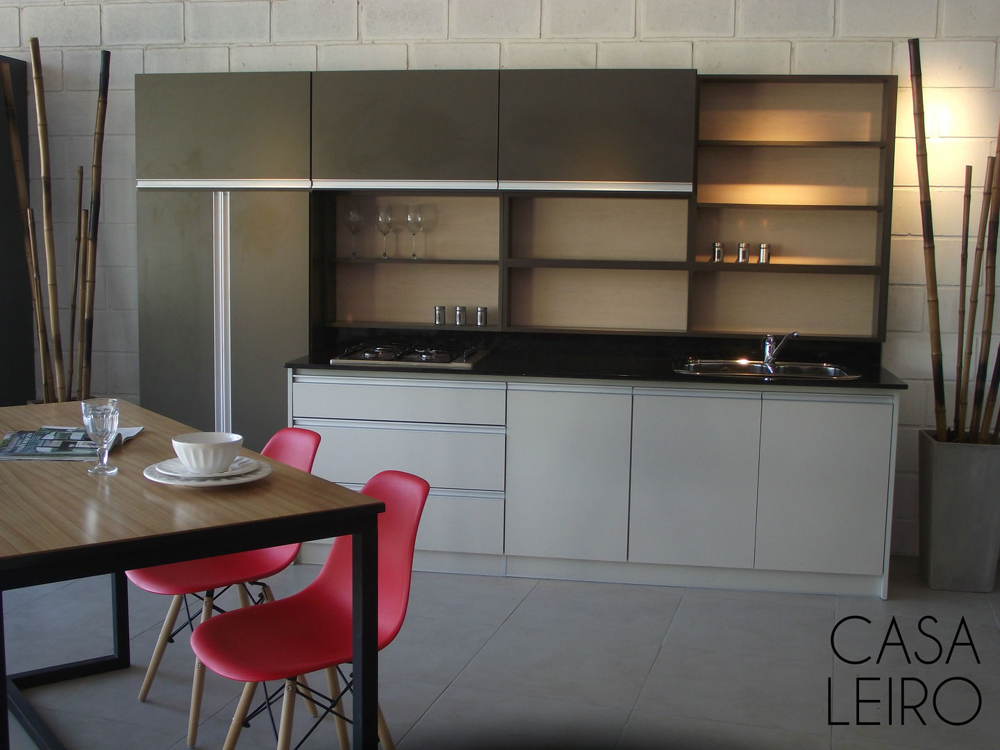 Nuevo Showroom en Escobar, CASA LEIRO CASA LEIRO Modern kitchen Storage