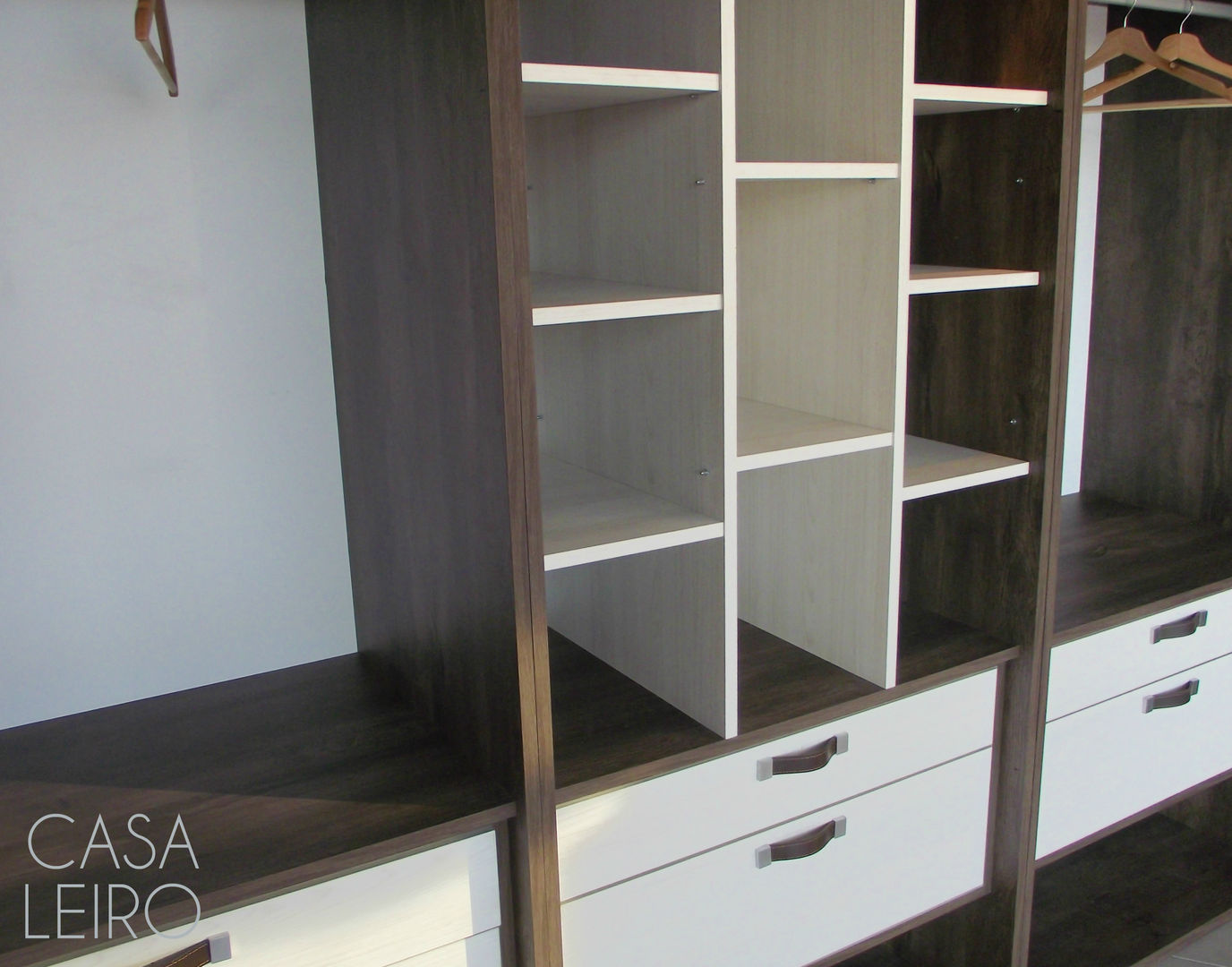 Nuevo Showroom en Escobar, CASA LEIRO CASA LEIRO غرفة نوم Wardrobes & closets