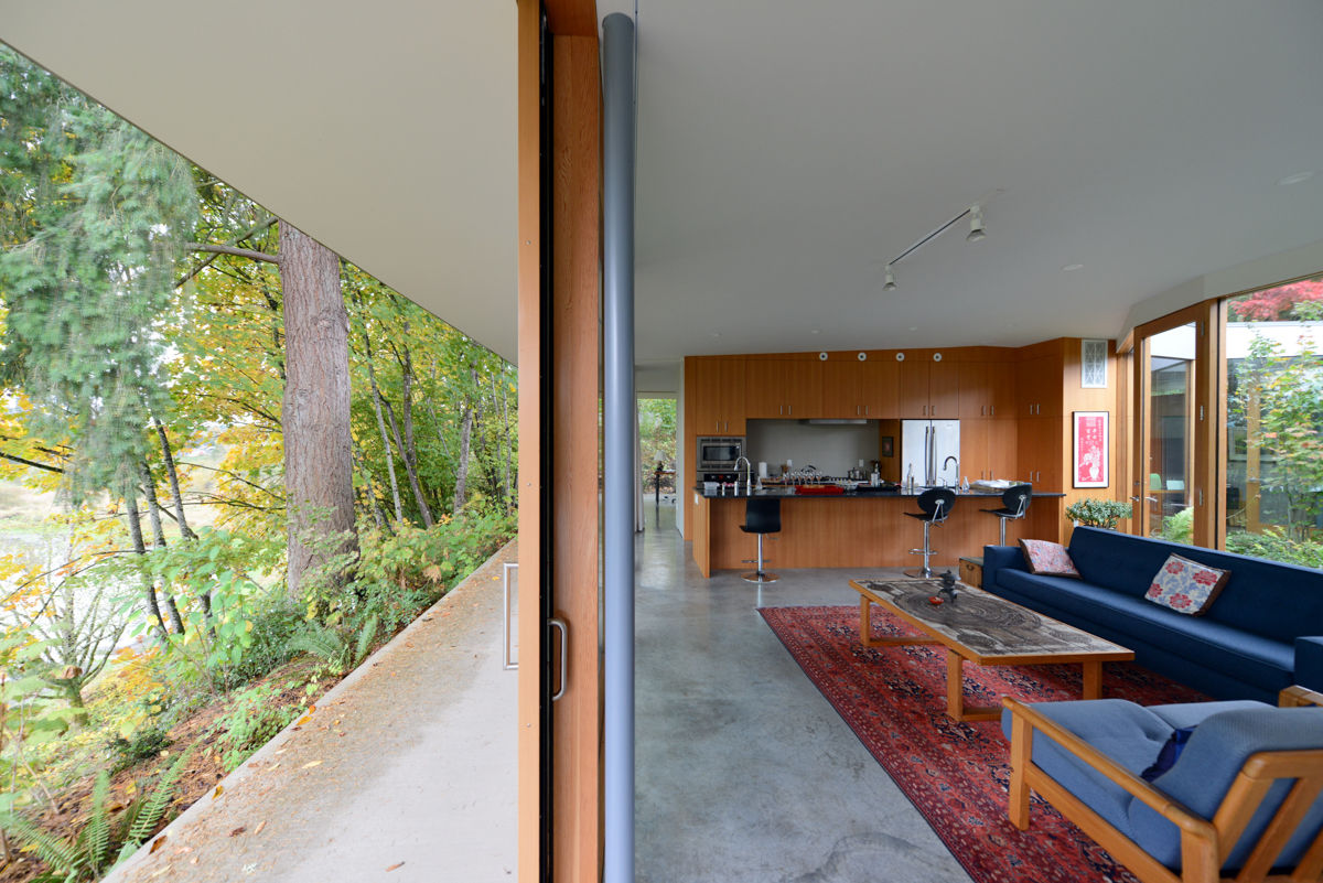 Courtyard House, NO Architecture NO Architecture Eclectic style corridor, hallway & stairs