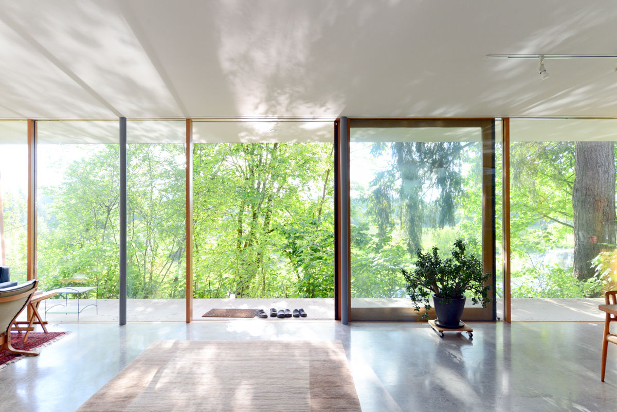 Courtyard House, NO Architecture NO Architecture Eclectic style corridor, hallway & stairs