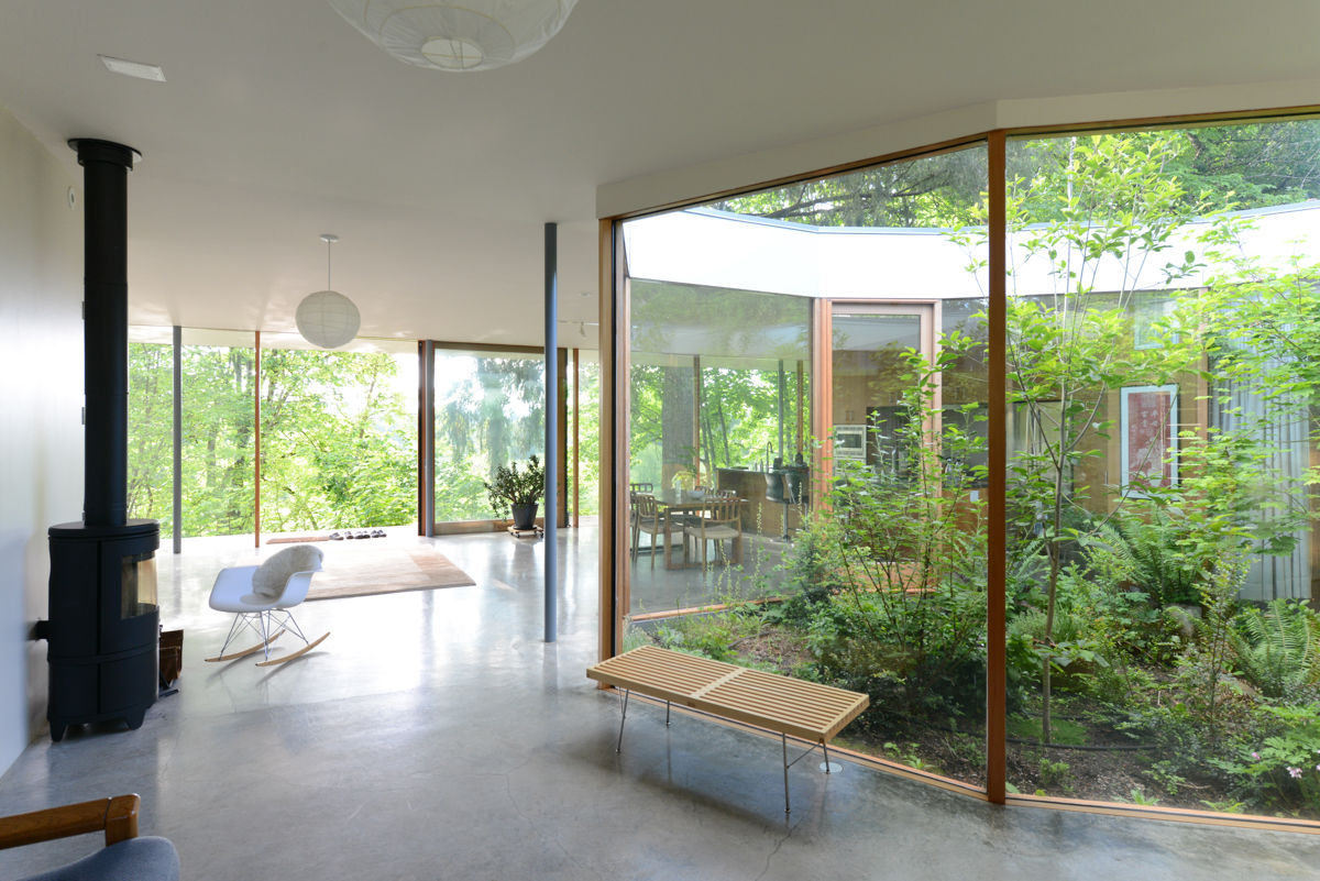 Courtyard House, NO Architecture NO Architecture Eclectic style corridor, hallway & stairs