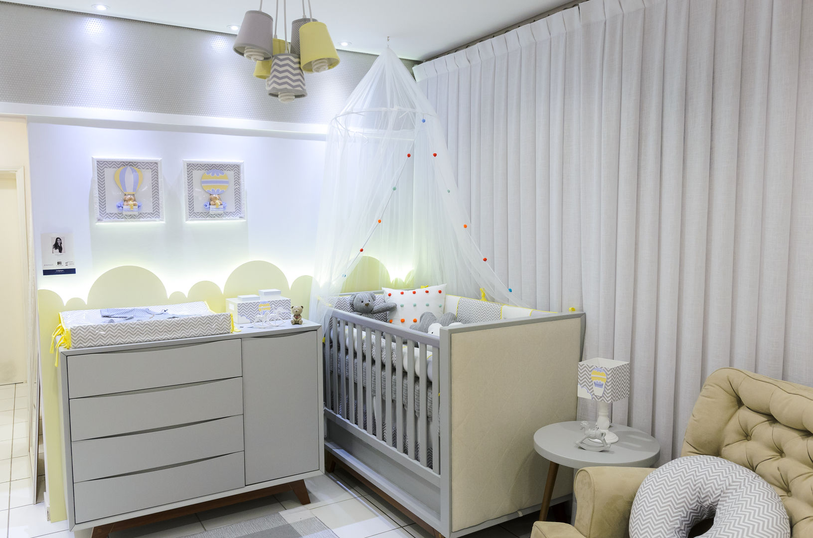 Quarto de bebê retrô, PRISCILLA BORGES ARQUITETURA E INTERIORES PRISCILLA BORGES ARQUITETURA E INTERIORES Modern nursery/kids room